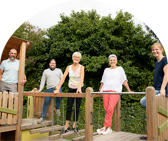 Ganzer Vorstand auf Burg im Garten